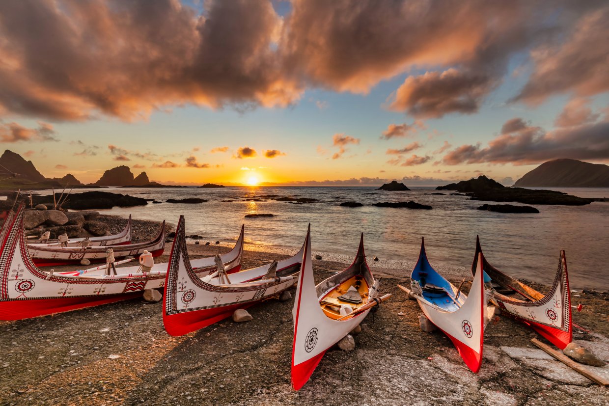Aboriginal,Canoe,At,Sunrise,in,Lanyu(orchid,Island),,Taitung,taiwan