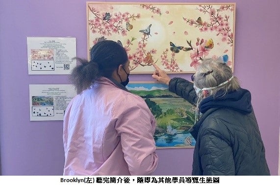 可能是 2 個人和室內的圖像