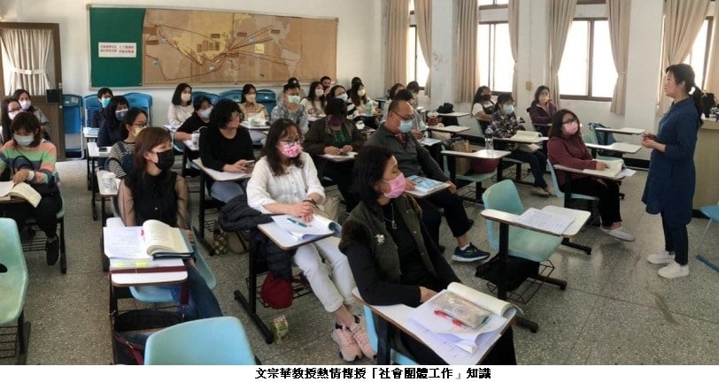 可能是 12 個人和大家坐著的圖像