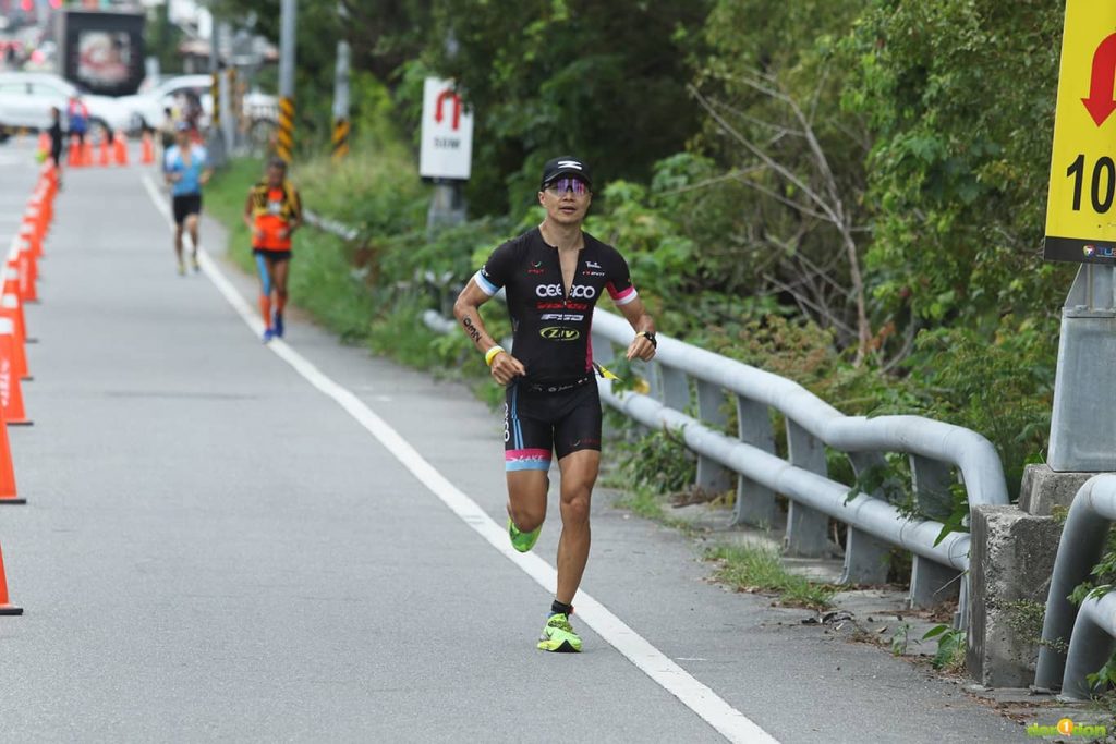 前方黑色衣服為劉光武,後方藍色衣服為林金財