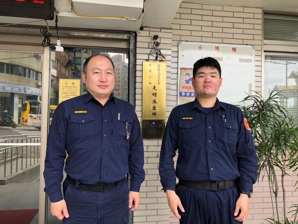 北投分局光明派出所所長彭豐裕(左)、警員謝政融(右)。