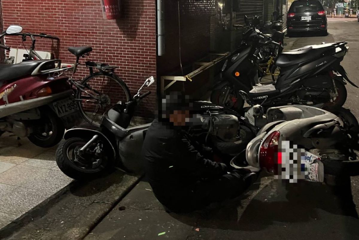 犯嫌泥醉自撞摔車。