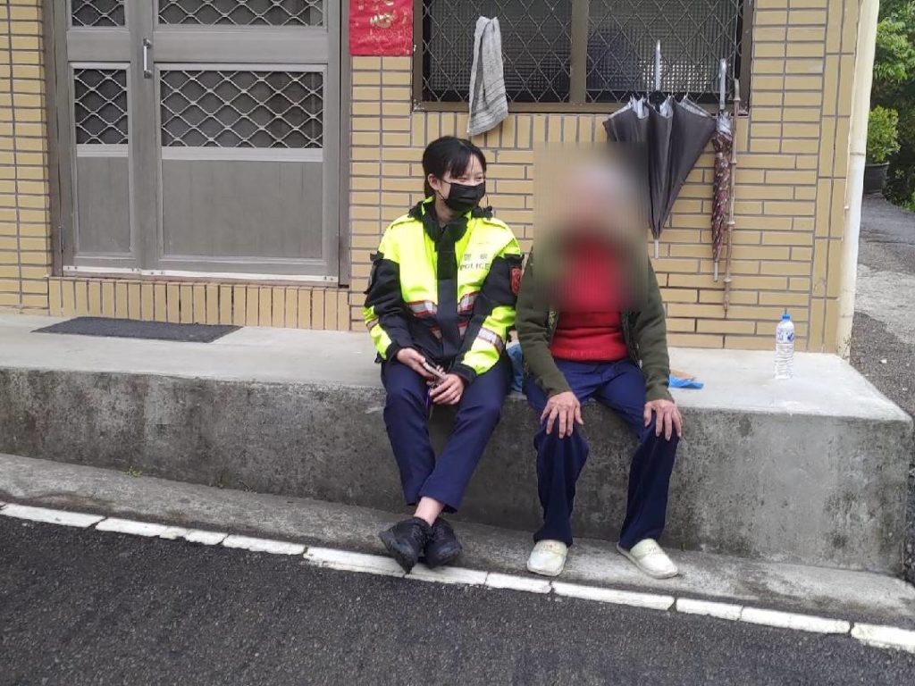 樹林警分局山佳派出所警員 靠一張照片幫助老嫗返家(相片提供:樹林分局)