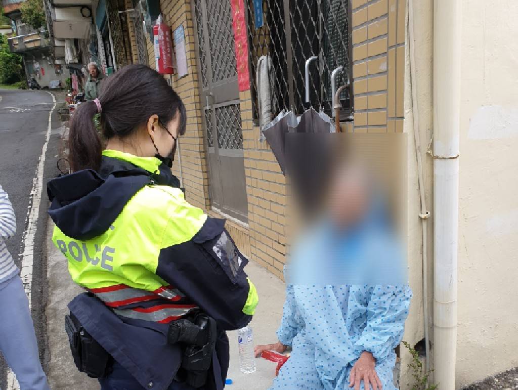 樹林警分局山佳派出所警員 靠一張照片幫助老嫗返家(相片提供:樹林分局)