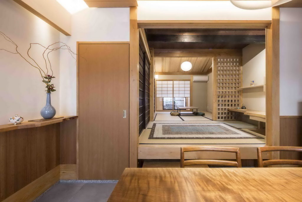 「京町家套房利休」位於「京都」東山區中心地帶,旅宿是連排日式町屋,而且全面使用可再生電力。(圖片由Booking.com提供)