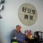 ▲九旬周姓老翁外出散步不慎跌倒,熱心民眾幫忙報警協助並攙扶老翁至店家前休息 (圖/台中市警察局 提供)