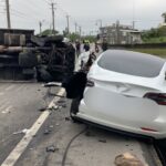 ▲洪姓男子駕駛小貨車,因一時恍神追撞路旁特斯拉電動汽車,造成小貨車翻覆、特斯拉左後側毀損 (圖/苗栗縣警察局 提供)