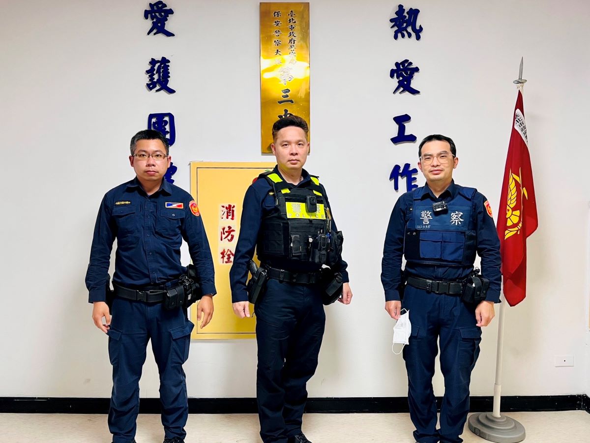 圖說:臺北市保安警察大隊第三中隊警員李翰翔、小隊長楊守滄、警員汪德偉等三人(由左至右)。