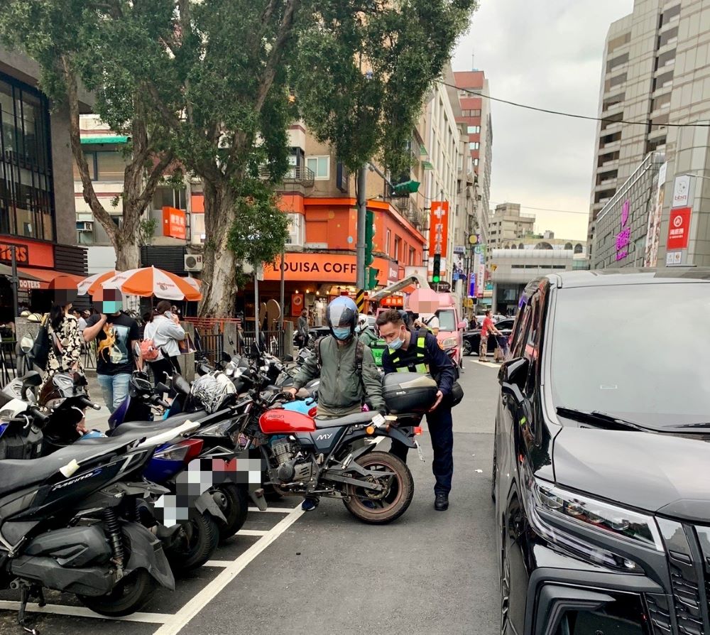 圖說:三寶擋道馬路當停車場,保大警啟動交通快打、強勢取締,並協助脫困。