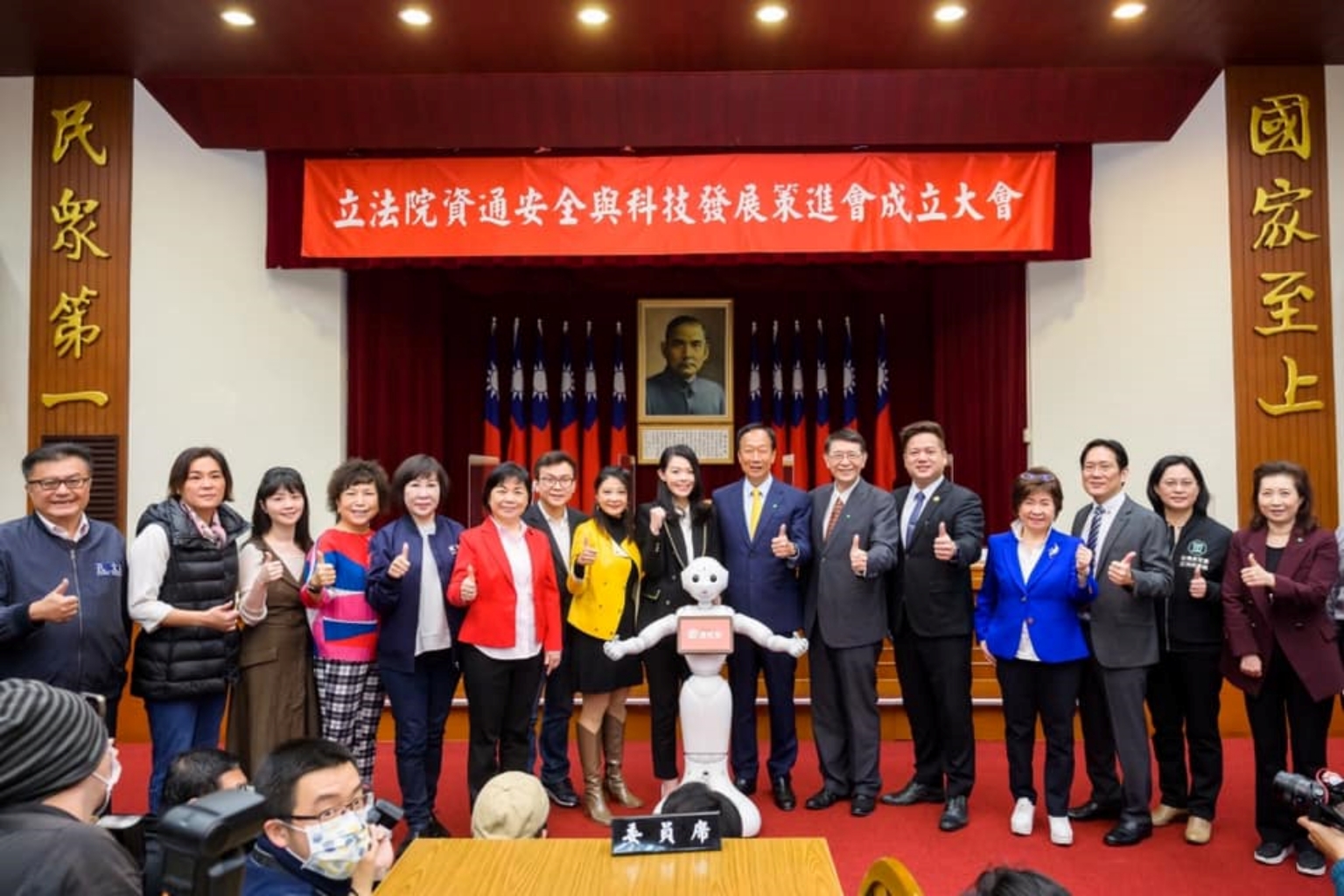 六都選戰暖身／郭台銘現身立法院 大讚高虹安「她不錯！」