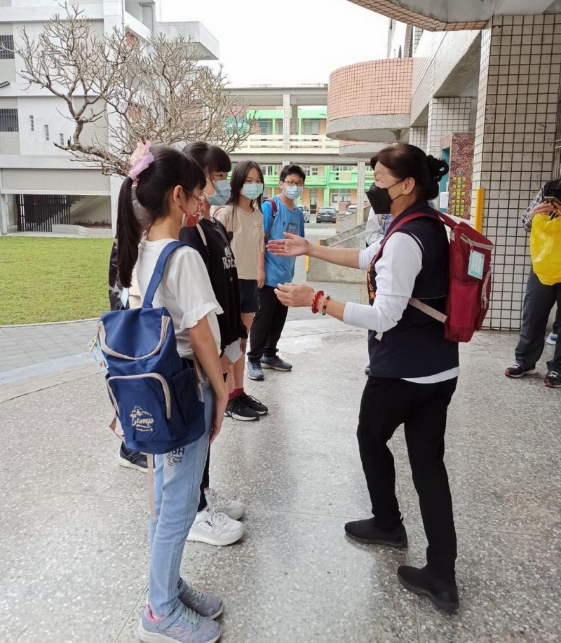頭份市公所贈全市學童 兒童節禮物輕巧後背包　