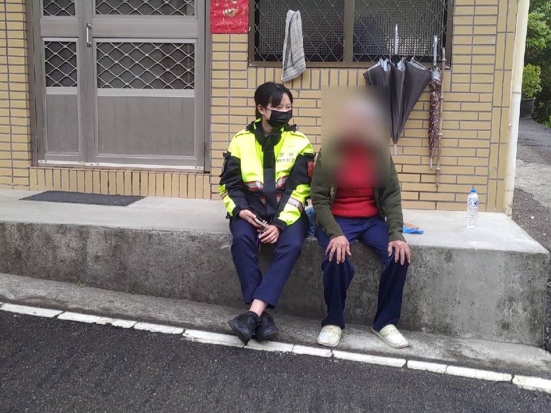 圖片說明:山佳所員警助迷途老婆婆返家。(記者宋紹誠翻攝)