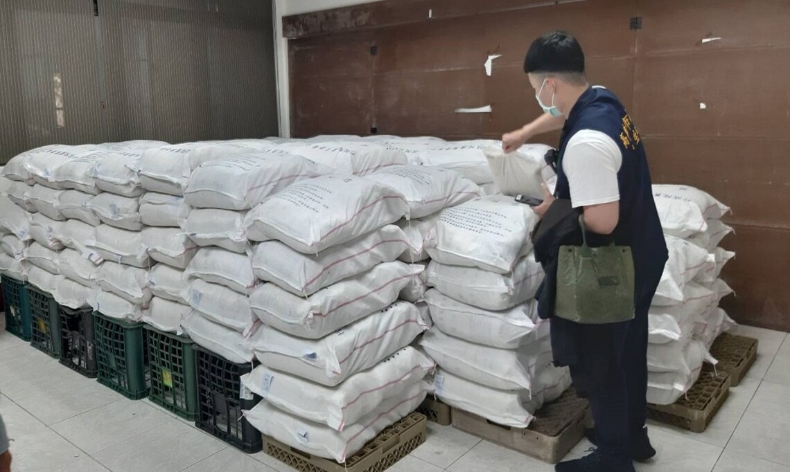 高市衛生局查獲某食品業者囤放逾期食品依法嚴辦
