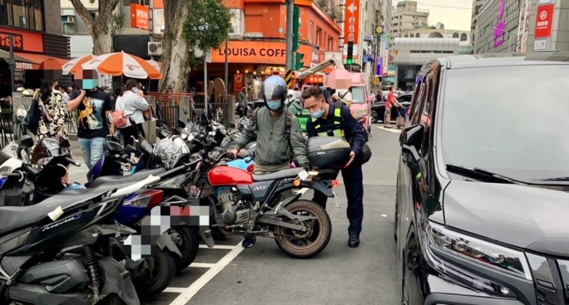 三寶擋道 馬路當停車場 保大警啟動交通快打並協助脫困