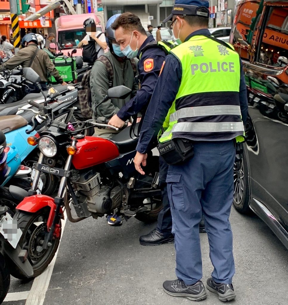 機車停車格內之駕駛,因後方被擋道無法駛離,保大警一同搬移機車、協助脫困。(相片提供: 臺北市保安警察大隊 )