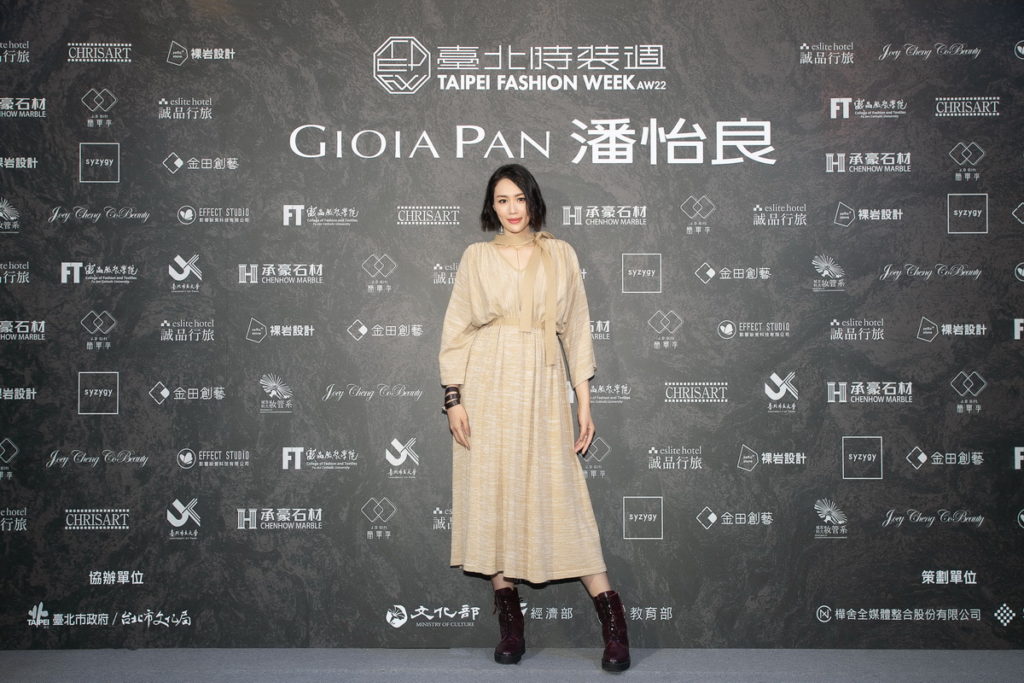 歌手黃莉