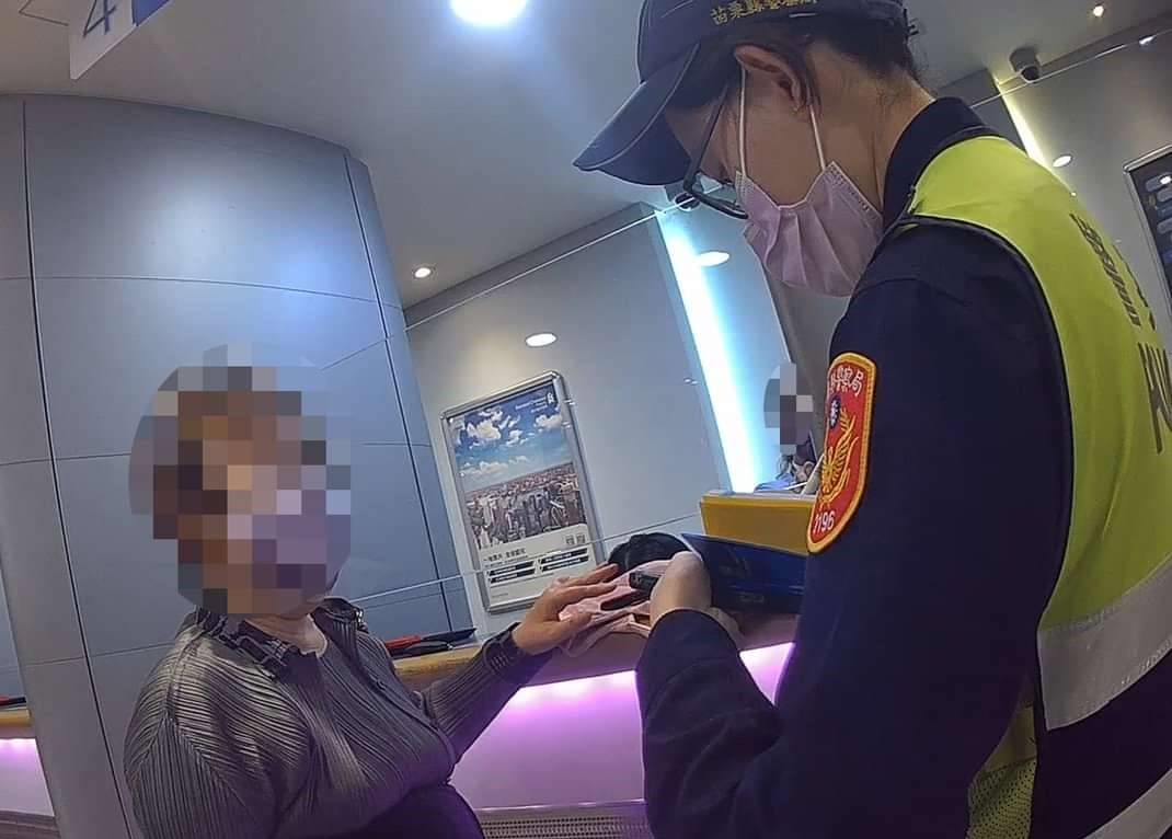 ▲員警與行員耐心勸說婦人，最後因「姪女」不敢與員警通話，婦人才驚覺受騙    (圖/苗栗縣警察局 提供)