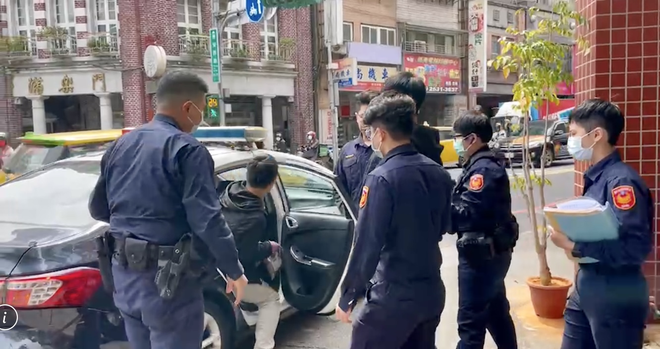 圖片說明:條通內發生一對情侶遭二名酒醉男子襲擊致傷案件。(記者馬治薇翻攝)