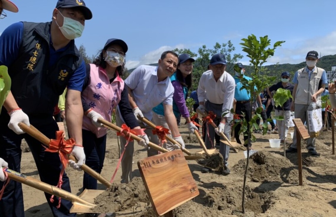 政院南服中心、屏東林管處、屏東政攜手植樹 剷除銀合歡營造複層林