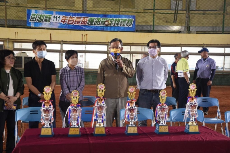 賴峰偉、劉陳昭玲出席首長盃慢速壘球賽 允加強夜間照明