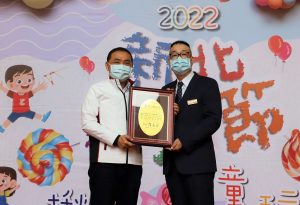 市長侯友宜(左)致贈感謝狀給板橋大遠百店長施智耀協理(右)