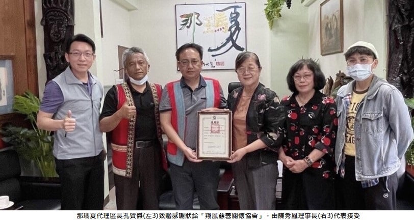 可能是 6 個人和大家站著的圖像