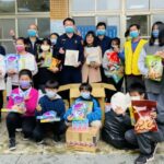 ▲關懷偏遠山區學校兒童，頭份分局長率同仁、志工與善心人士前往東河、蓬萊國小發放繪本、文具與糖果餅干 (圖/苗栗縣警察局 提供)
