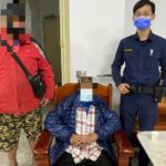 ▲邱姓老翁雨中徒步外出，走了14公里後，因體力不支而跌坐路旁，員警將老翁載回派出所並連繫到家屬帶回 (圖/花蓮縣警察局 提供)