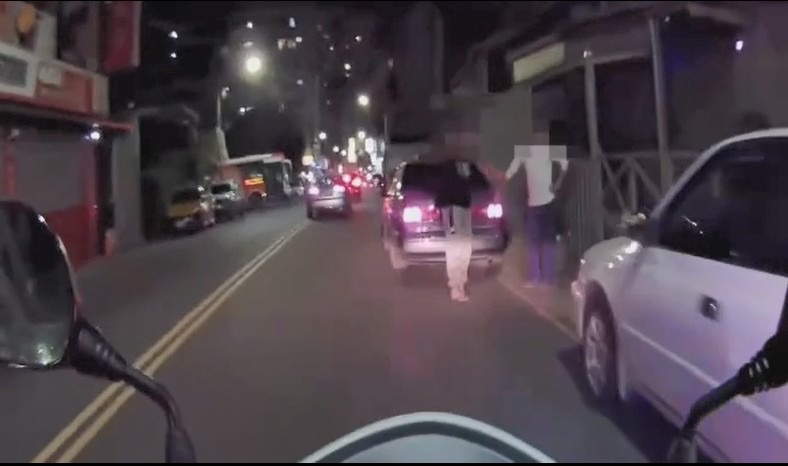 圖片說明:社后所員警盤查一路邊違停小客車,查獲毒品與吸食器。(記者馬治薇翻攝)