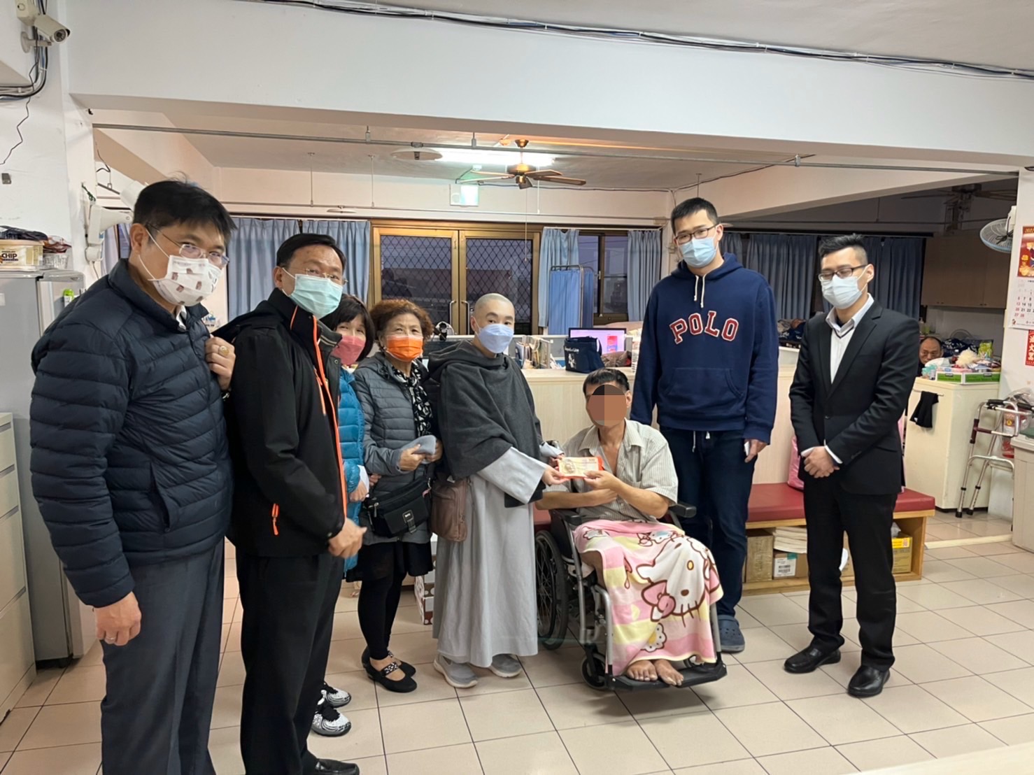 圖片說明：新北市專勤隊攜手佛教僧伽醫護基金會、社團法人台灣關愛之家協會及桃園市新住民慈善關懷協會協助港民安置照護助返鄉。（記者戴昱弘翻攝）