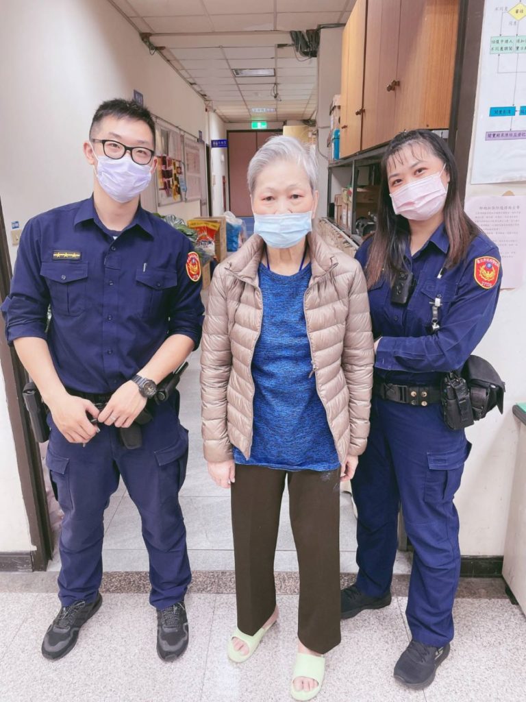 北投分局長安派出所警員黃柏智及李沛珊協助帶返所後,協助將老婦帶回家人的身邊。