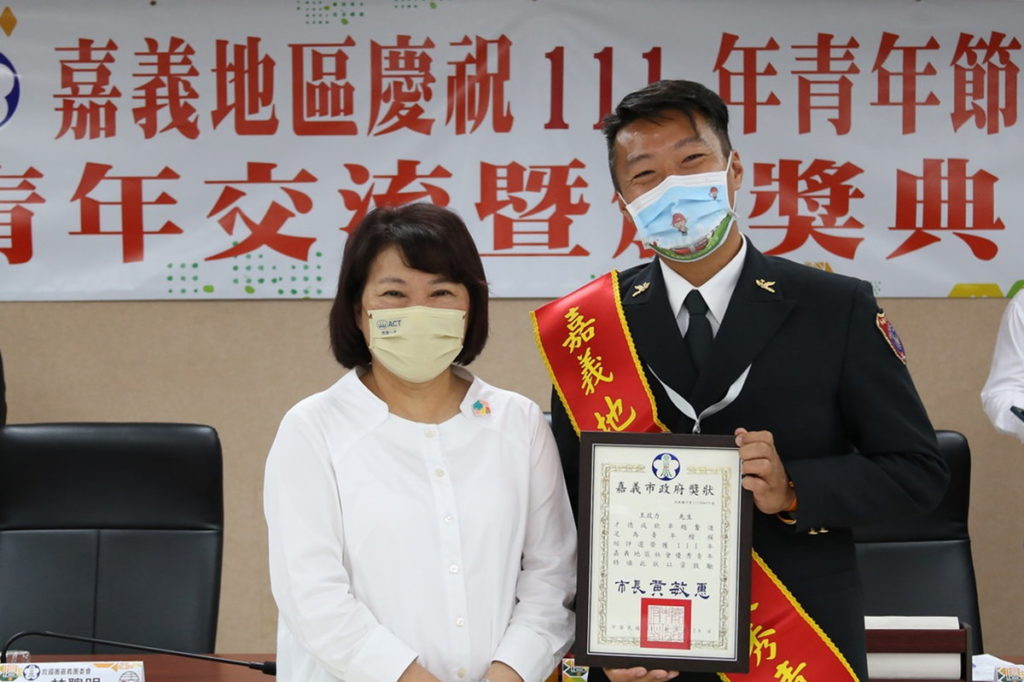 黃敏惠市長與優秀青年王政力