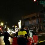 ▲陳女駕駛的車輛突然熄火在紅綠燈前,員警剛好巡邏經過,立即上前疏導交通,並幫忙將車輛推至路旁 (圖/台中市警察局 提供)