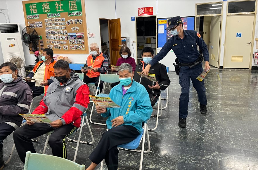 ▲西岐派出所所長除報告轄內治、交安狀況,並向里民進行防竊、防詐、交通安全宣導 (圖/台中大甲分局 提供)