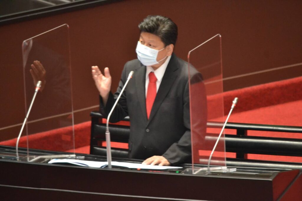 傅崐萁舉例,108年至109年全台用電量自2187億度電提高到2248億度電,多出61億度電,110年用電更來到2353億度電,比前一年又增加105億度電