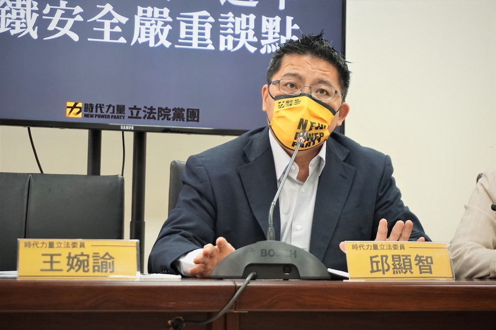 太魯閣號事故一週年 時代力量籲台鐵迅速回應改革期待 77 時代力量立委邱顯智3月29日出席「太魯閣事故一週年,台鐵安全嚴重誤點記者會」。