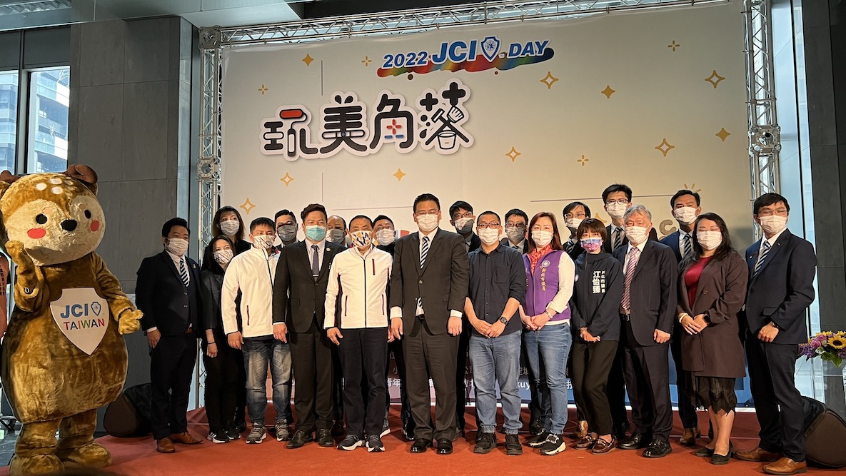侯友宜現身活動挺青年 肯定國際青商會以善回饋社會 75 新北市長侯友宜3月29日現身新北市青年局和國際青商總會合辦活動。出席活動貴賓全體合影。