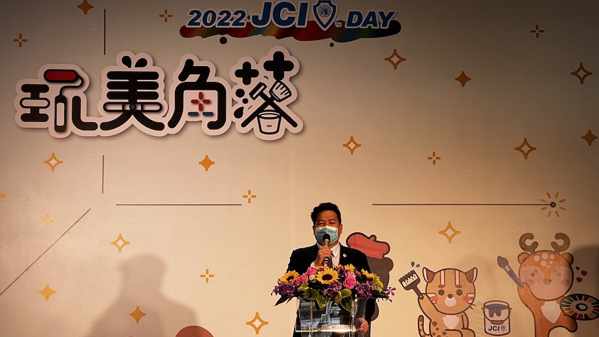 侯友宜現身活動挺青年 肯定國際青商會以善回饋社會 76 民眾黨立委邱臣遠3月29日出席新北市青年局和國際青商總會合辦活動致詞。