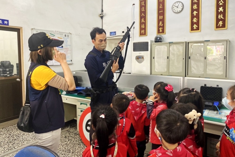 惠華幼兒園參訪崙背分駐所 學童認真聽宣導