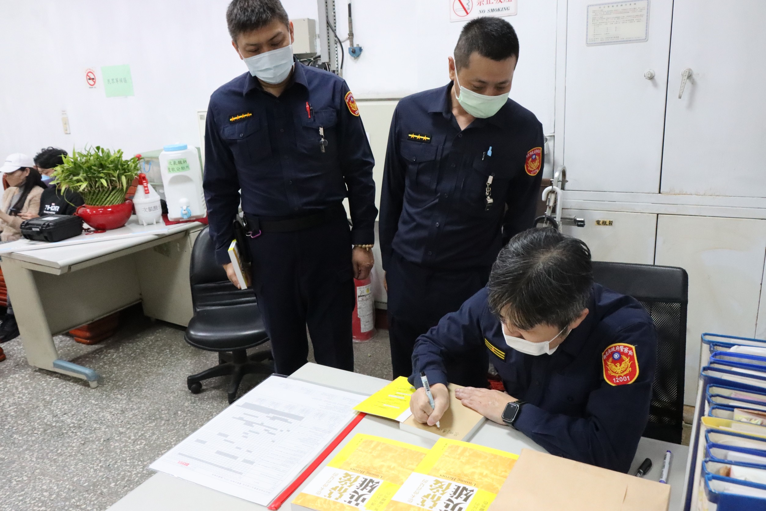 圖片說明:分局長王鴻儒攜帶著「防疫紀實」—您未曾看見的幕後英雄,至鶯歌地區各單位親筆簽名轉贈。(記者林艷林翻攝)