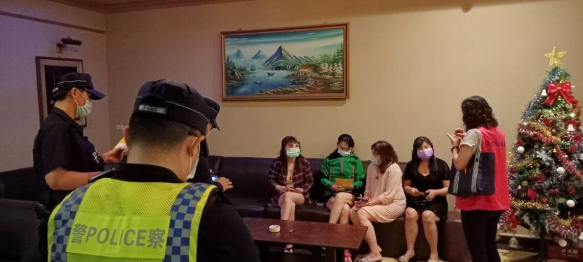 三民一警執行娛樂場所防疫稽查 確保業者顧客嚴格遵守防疫措施