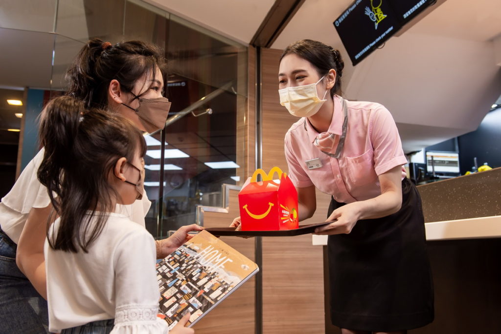 台灣麥當勞首度推出「麥麥共讀日」,凡於4月4日當天上午10:30起,至麥當勞餐廳購買Happy Meal麥麥盒四件組,即可獲得「義大利波隆那兒童書展拉加茲獎」故事類首獎繪本《HOME》