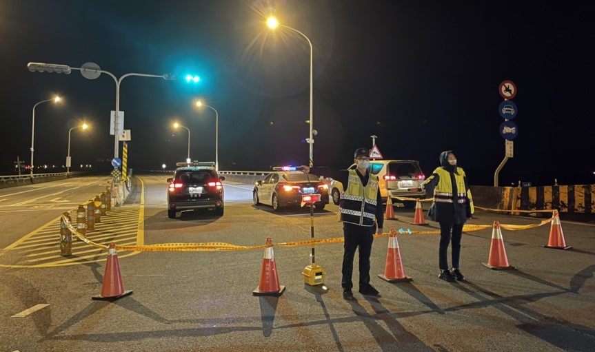 ▲苗栗警分局緊急封閉台72線落石路段,以防再度發生落石造成行車安全意外 (圖/苗栗縣警察局 提供)