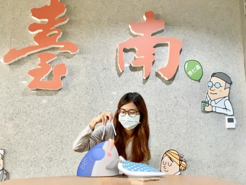 《旅行台南APP》大改版 「當紅明星魚頭君」跟您來拍照