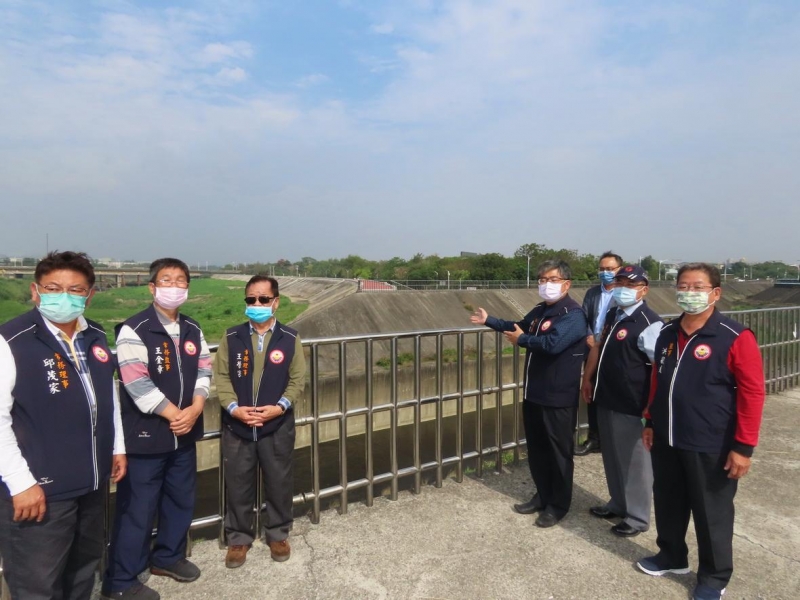 嘉邑行善團會勘嘉義牛稠溪堤防道圳溝阻隔爭取步橋串連