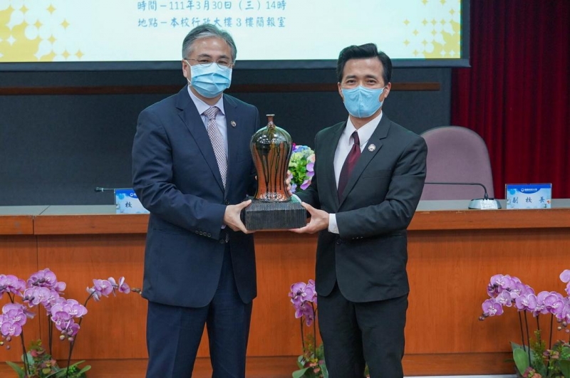 朝陽科大校友李仁燿捐贈小口瓶 慶賀母校辦學有成