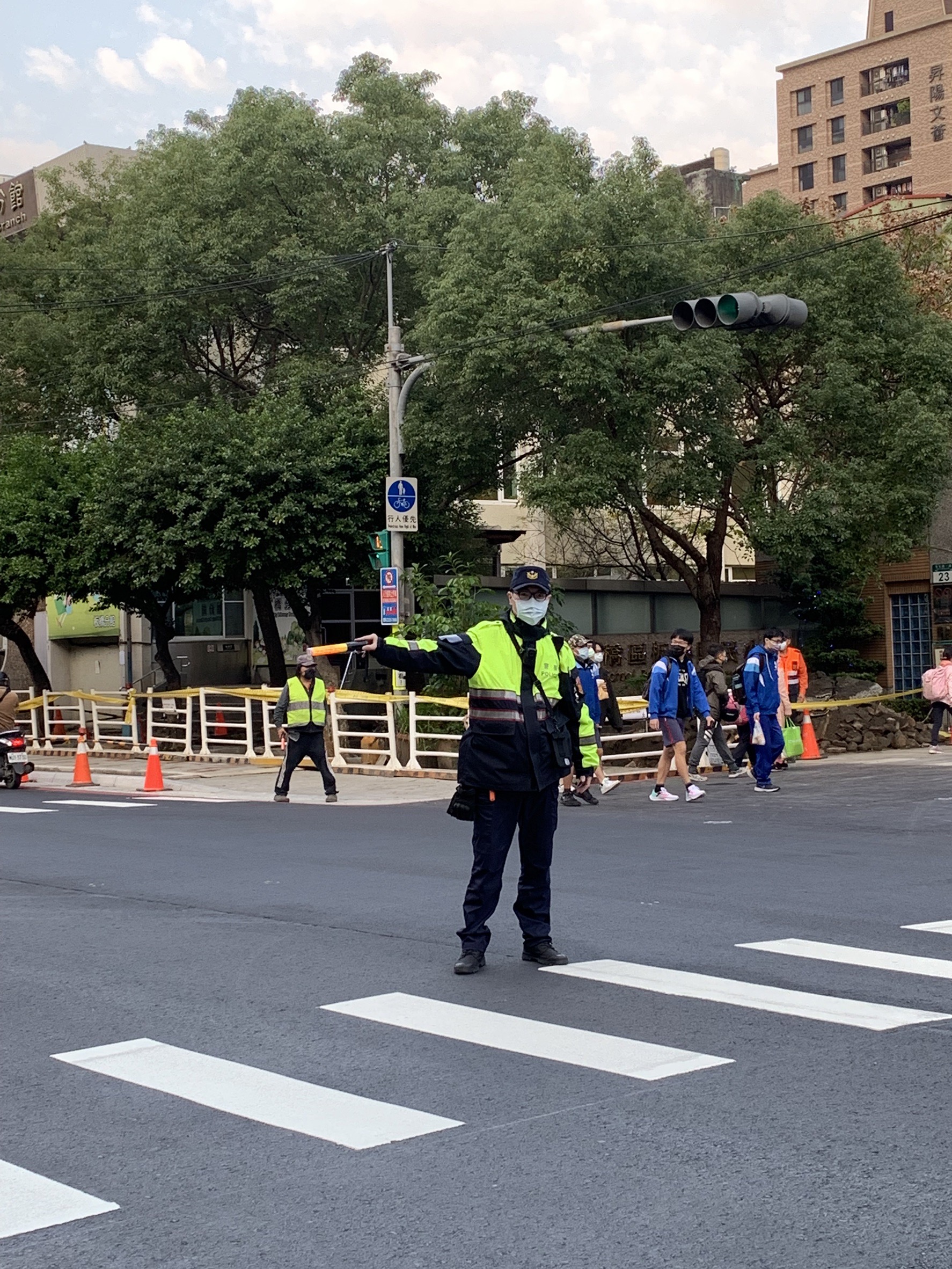 圖片說明:為避免連假期間轄內交通壅塞,板橋警也將在縣民大道、文化路沿線路段、板橋火車站周邊執行加強交通疏導。(記者林鈞澤翻攝)