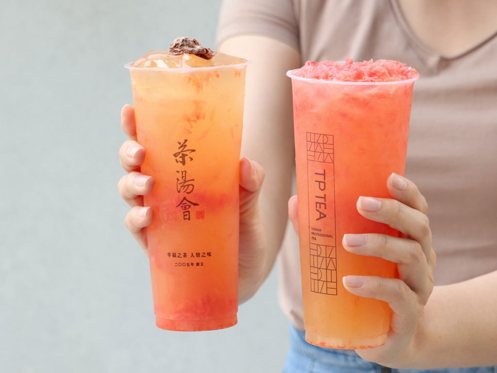 茶湯會「紅柚添香」葡萄柚系列新品,嚴選台灣在地紅寶石葡萄柚,調以特級翡翠綠,每一口都喝得到多汁果粒,搭配酸甜甘梅與Q滑愛玉,味蕾口感更豐富