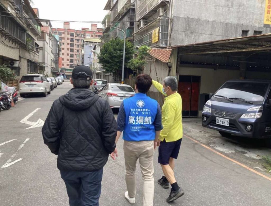 國民黨議員參選人高揚凱關心停電問題,走訪大安.文山街道觀察電路配線系統 。(圖由高揚凱提供)