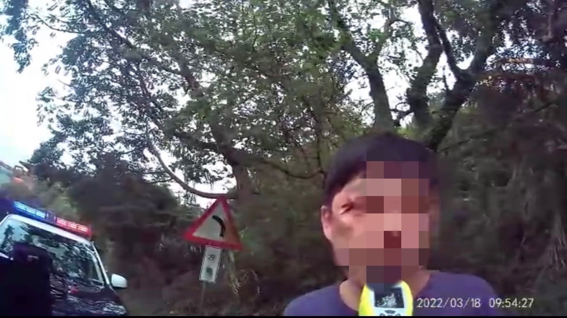 圖片說明:長安所員警一路緊追躲避盤查的酒駕民眾。(記者趙靜姸翻攝)